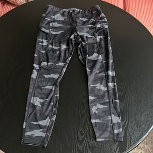 Athleta camo cropped leggings with pockets size M